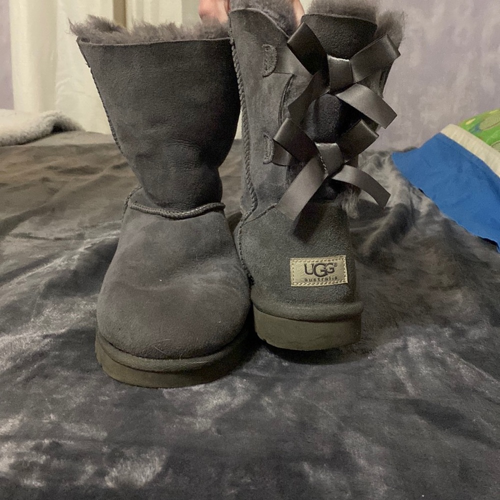 Women’s Bailey bow Uggs- Gray